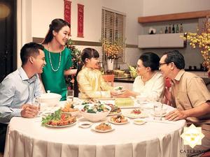 Bữa ăn gia đình đầy ắp tiếng cười
