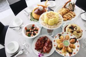 Bàn tiệc với các món ăn mang hương vị tinh tế
