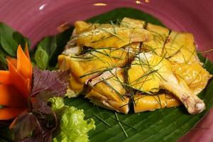 Vị ngon ngọt của gà hấp lá chanh