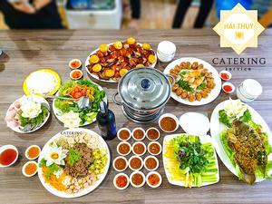 Bàn tiệc gia đình với nhiều món ăn đặc sắc