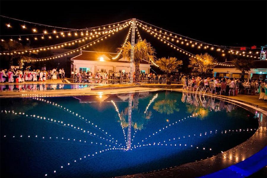 Vì sao nên tổ chức tiệc buffet lưu động tại hồ bơi?