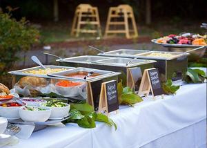 Vì sao nên tổ chức tiệc buffet lưu động tại hồ bơi?