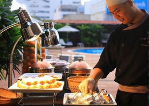 Vì sao nên tổ chức tiệc buffet lưu động tại hồ bơi?