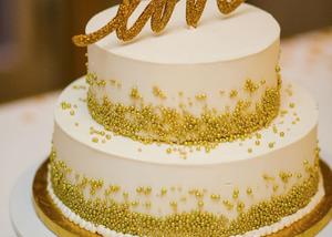 Đặt tiệc cưới tại nhà quận 4 cùng  Hai Thụy Catering - “Ngọt ngào” với mẫu bánh cưới trang trí nhẹ nhàng mà quyến rũ