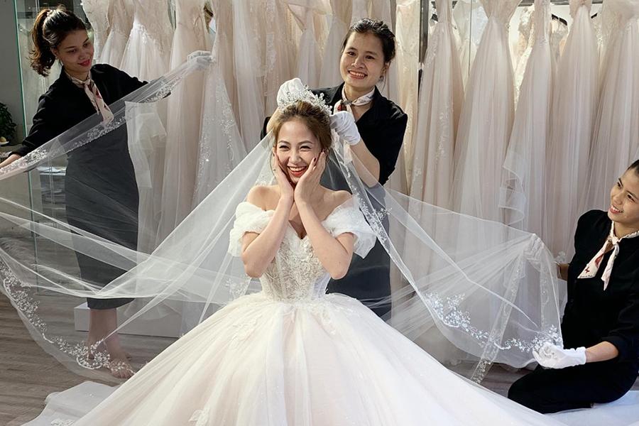 Xu hướng lựa chọn váy cưới đơn giản mà toát lên sự lộng lẫy, kiêu sa dành cho cô dâu 2020 | Đặt tiệc cưới tại nhà quận 6 cùng Hai Thụy Catering 